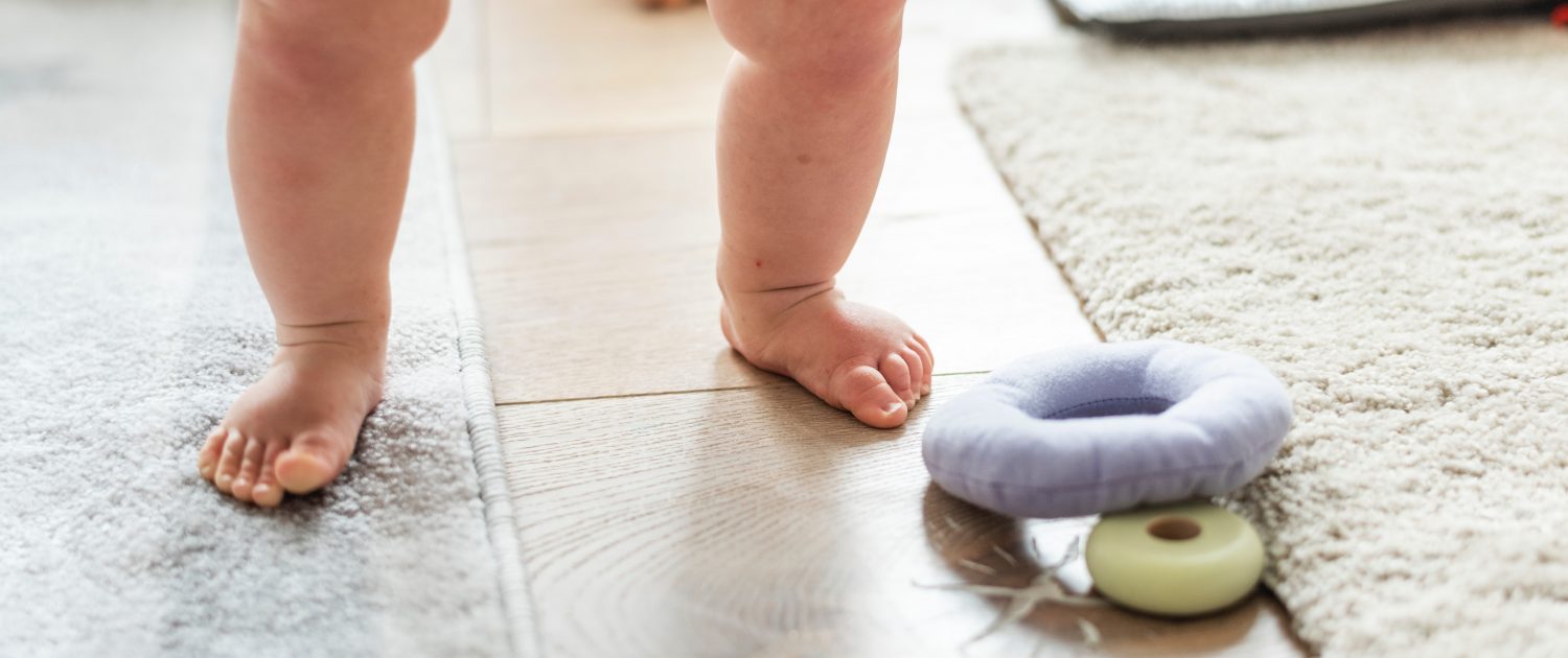 kisbaba meztelen lábbal a padlófűtésen áll