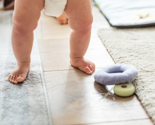 kisbaba meztelen lábbal a padlófűtésen áll