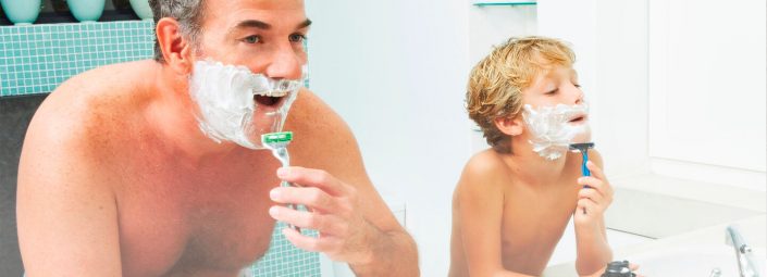 apuka és fia meleg vízben borotválkoznak