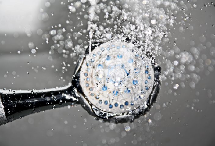 forró víz folyik ki zuhanyfejből