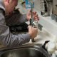 inges víz vezeték szerelő beköt egy új konyhai csaptelepet